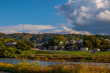 大阪、高井田、Osaka Metro中央線、JRおおさか東線、交通、鉄道、青空、雲、川、橋、林木、水