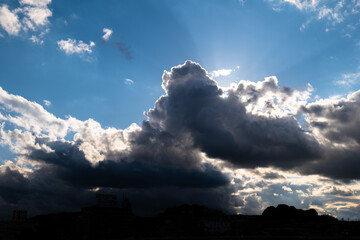 大阪、高井田、Osaka Metro中央線、JRおおさか東線、交通、鉄道、青空、雲、川、橋、林木、水