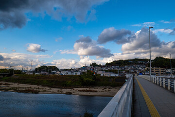 大阪、高井田、Osaka Metro中央線、JRおおさか東線、交通、鉄道、青空、雲、川、橋、林木、水