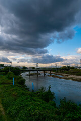 大阪、高井田、Osaka Metro中央線、JRおおさか東線、交通、鉄道、青空、雲、川、橋、林木、水