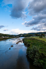 大阪、高井田、Osaka Metro中央線、JRおおさか東線、交通、鉄道、青空、雲、川、橋、林木、水