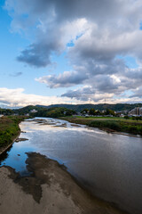 大阪、高井田、Osaka Metro中央線、JRおおさか東線、交通、鉄道、青空、雲、川、橋、林木、水