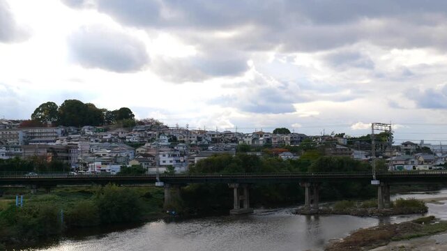 大阪、高井田、Osaka Metro中央線、JRおおさか東線、交通、鉄道、青空、雲、川、橋、林木、水