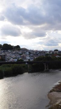 大阪、高井田、Osaka Metro中央線、JRおおさか東線、交通、鉄道、青空、雲、川、橋、林木、水
