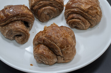 ミニクロワッサンのチョコ味を食べる