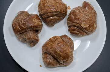 ミニクロワッサンのチョコ味を食べる