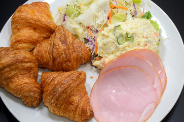 ミニクロワッサンにロースハムとポテトサラダ