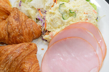 ミニクロワッサンにロースハムとポテトサラダ