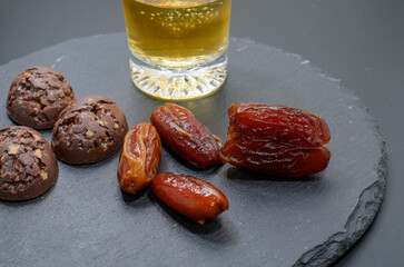 デーツとチョコレートでくつろぐ