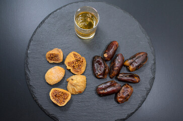 デーツとドライいちじくでくつろぐ