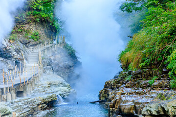 初秋の小安峡大噴湯　秋田県湯沢市　Oyasukyo Gorge Great Fountain in early autumn. Akita Pref, Yuzawa City.