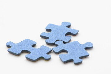 Obraz premium Blue puzzle pieces scattered on a pristine white background symbolizing problem-solving