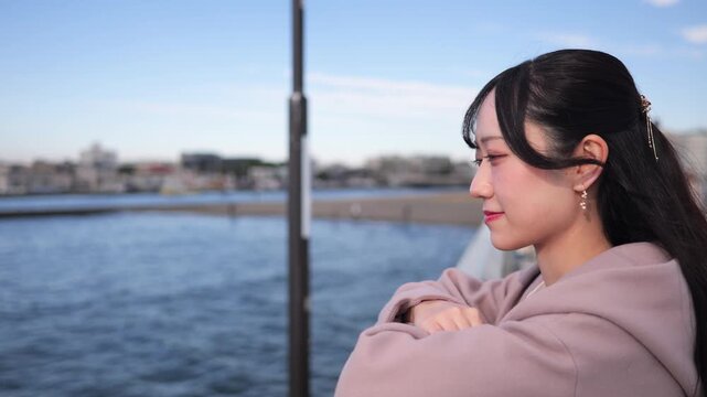海を眺める若い女性の横顔のズームイン
