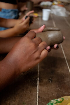 M&atilde;os negras trabalhando ceramica 