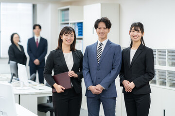 オフィスで仕事をする男女のビジネスマン