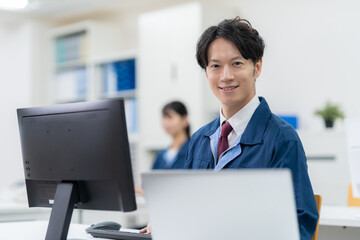 オフィスで仕事をする作業服のエンジニア