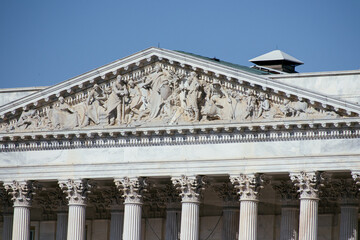 Naklejka premium United States Capitol building with iconic dome and American flag under clear blue sky in Washington DC, USA. g.
