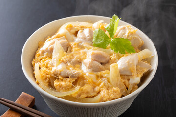 親子丼を食べる