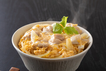 親子丼を食べる