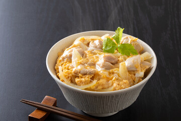 親子丼を食べる