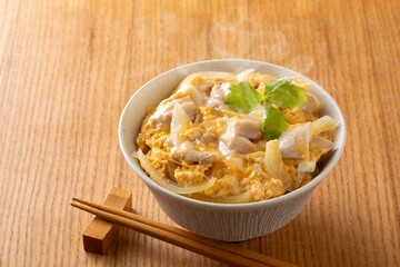 親子丼を食べる