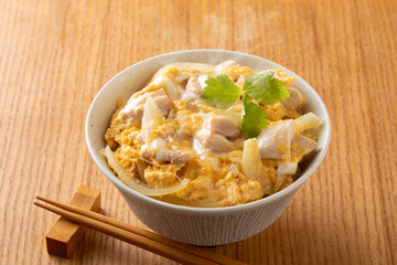 親子丼を食べる