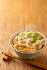 親子丼を食べる