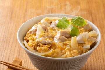 親子丼を食べる