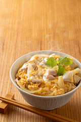 親子丼を食べる