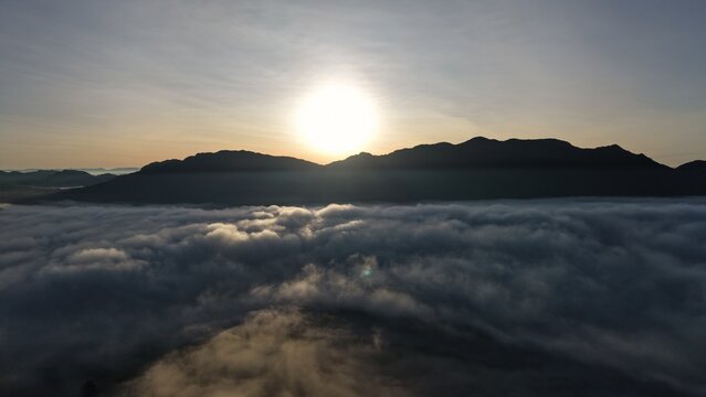 Amanecer dram&aacute;tico sobre el mar de niebla en las monta&ntilde;as de la Represa del Neusa.