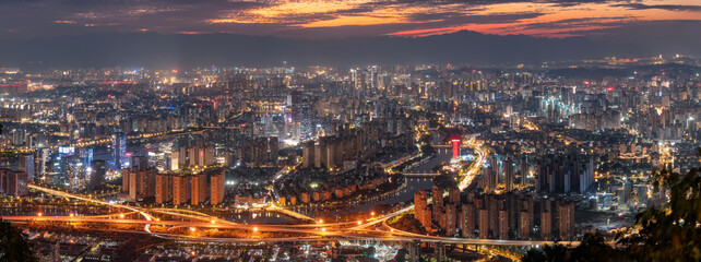 Fototapeta premium Urban Nightscape with Vibrant Lights and Skyscrapers