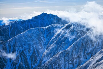 冠雪の中央アルプスの空木岳