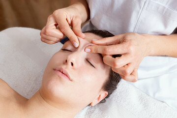 Massaggio sul volto ad occhi chiusi