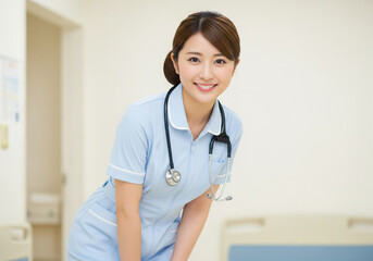 親身になって身を低くし微笑む女性看護師