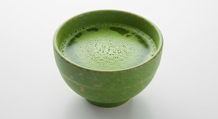 白い背景で際立つ鮮やかな緑色の抹茶が泡立ちシンプルながら美しい茶碗に日本の伝統が息づく. AI Generated