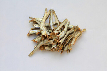 요리를 위해 마른 멸치에서 내장을 제거했습니다