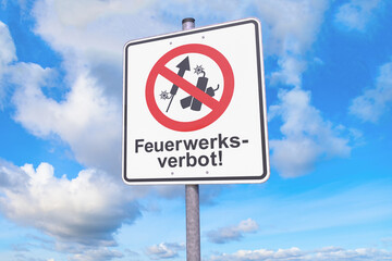 Verkehrszeichen - Verbot - Tafel - Feuerwerksverbot - Himmel, Wolken