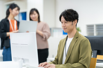 オフィスで仕事をする男性エンジニア