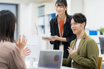 Fototapeta premium オフィスで会議をする男女のエンジニア