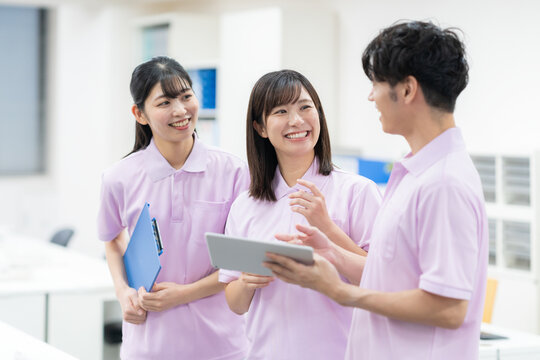 介護施設の事務所の若い男女の介護士