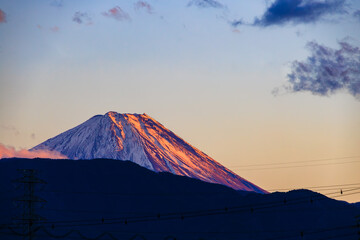 住宅街から見えた夕日に染まる富士山