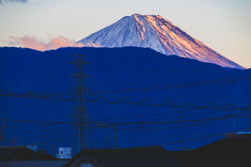 住宅街から見えた夕日に染まる富士山