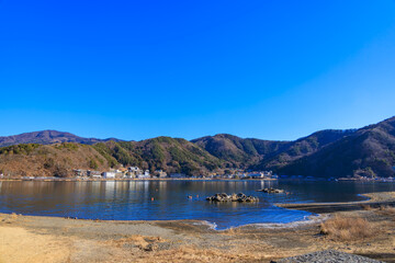 冬の晴れた青空と河口湖