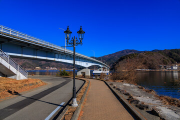 河口湖大橋と遊歩道 © yuuki
