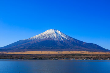 山中湖親水公園から見えた冬の青空と富士山