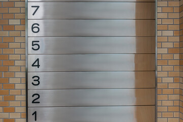 ビルの各階を示すフロア案内プレートのイメージ