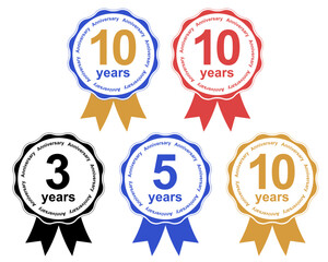 3年・5年・10年の周年記念を表現したリボン付きバッジアイコンセット。企業サイトやキャンペーン、実績紹介、表彰デザインに使いやすいベクター素材。