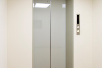 オフィスビル内のエレベーター