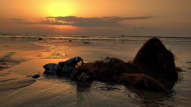 Ganesh visarjan at mumbai beach | broken ganesha idol after immersion | ganesh visarjan 
