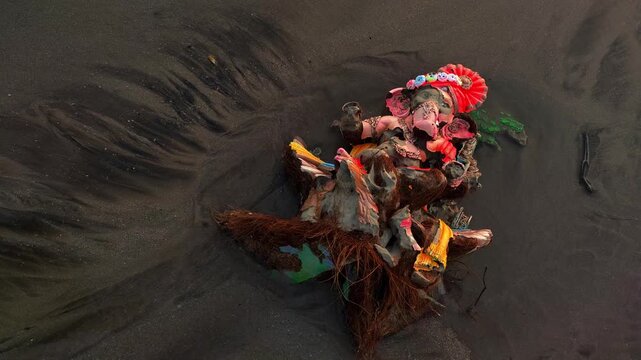 Ganesh visarjan at mumbai beach | broken ganesha idol after immersion | ganesh visarjan 